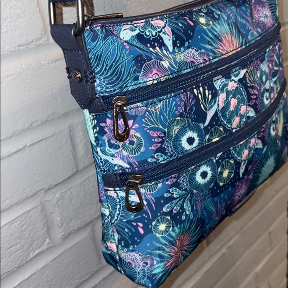 ๐ข Sakroots Basic Crossbody Bag in Royal Blue Seascape. Like new! - Picture 2 of 16